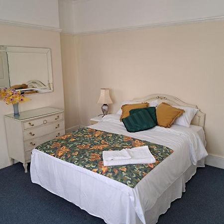 Double Room Available- London Seven Kings Seven Kings Train Station Ilford Exterior foto