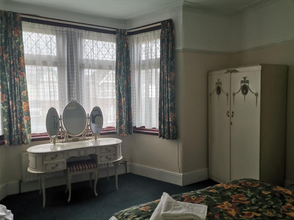 Double Room Available- London Seven Kings Seven Kings Train Station Ilford Exterior foto