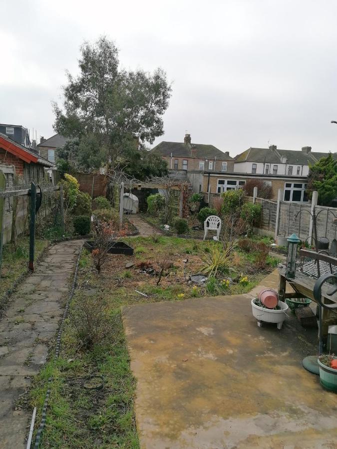 Double Room Available- London Seven Kings Seven Kings Train Station Ilford Exterior foto