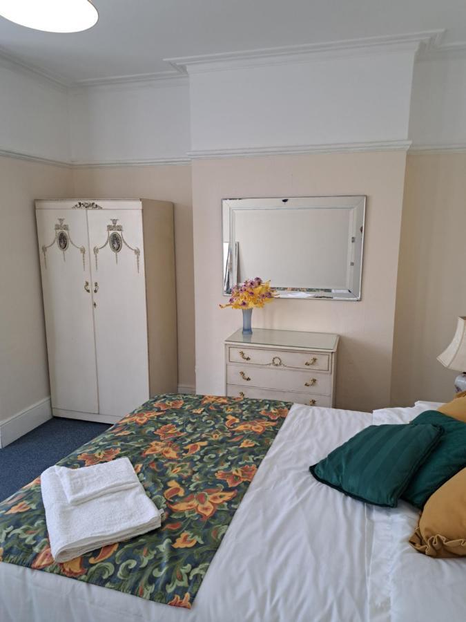 Double Room Available- London Seven Kings Seven Kings Train Station Ilford Exterior foto