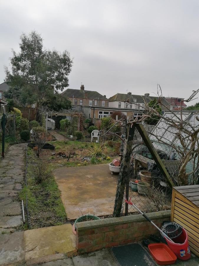 Double Room Available- London Seven Kings Seven Kings Train Station Ilford Exterior foto