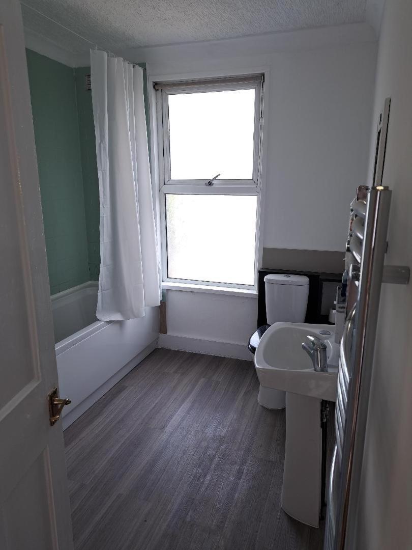 Double Room Available- London Seven Kings Seven Kings Train Station Ilford Exterior foto